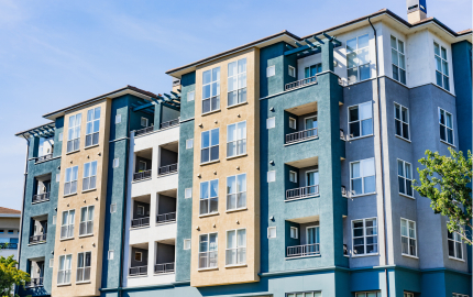 The outside of a 5 story apartment building.